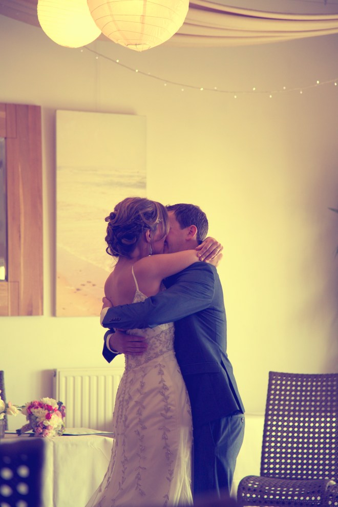 wedding photography happy couple kiss